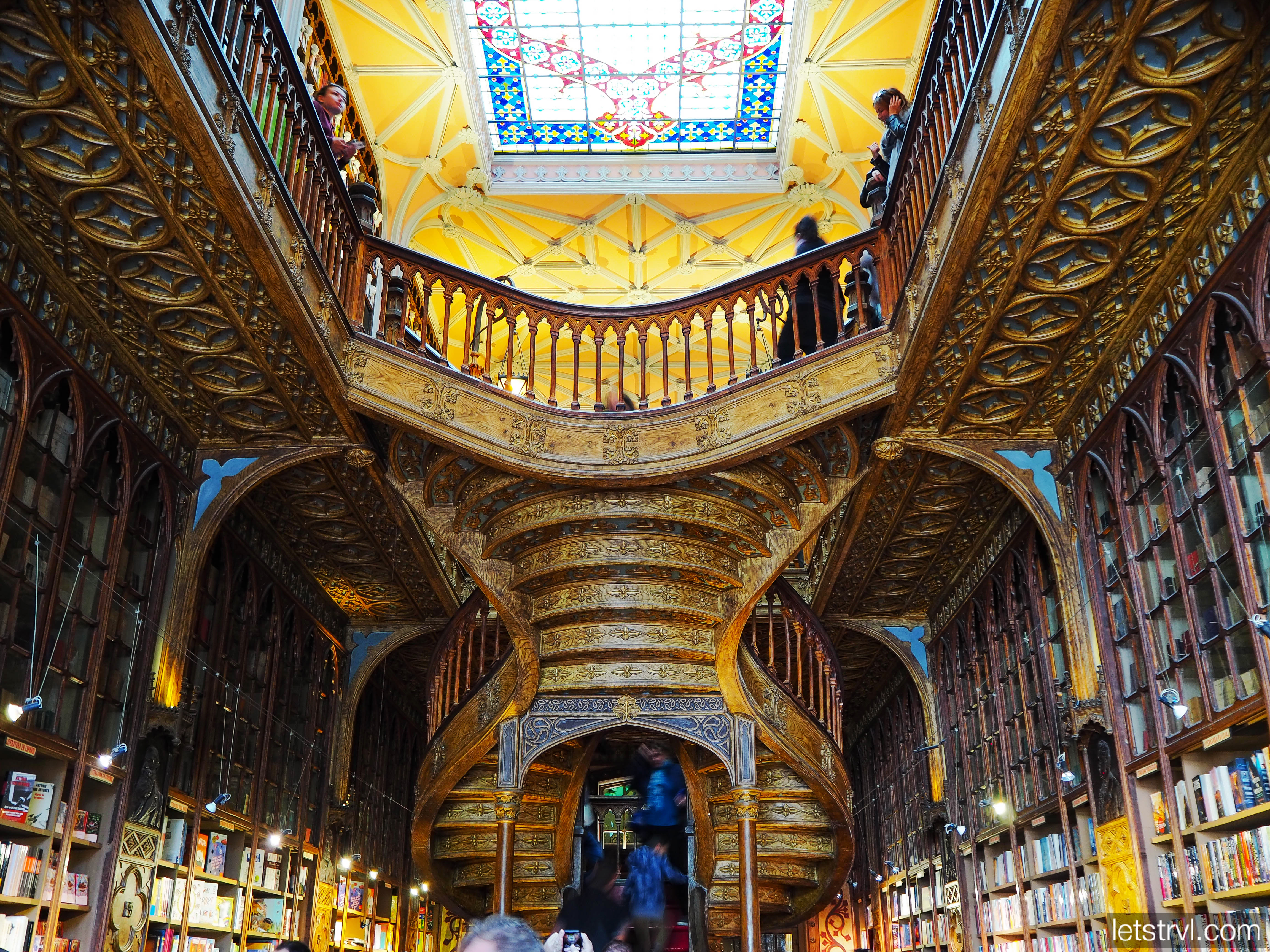Книжный магазин Livraria Lello & Irmão внутри