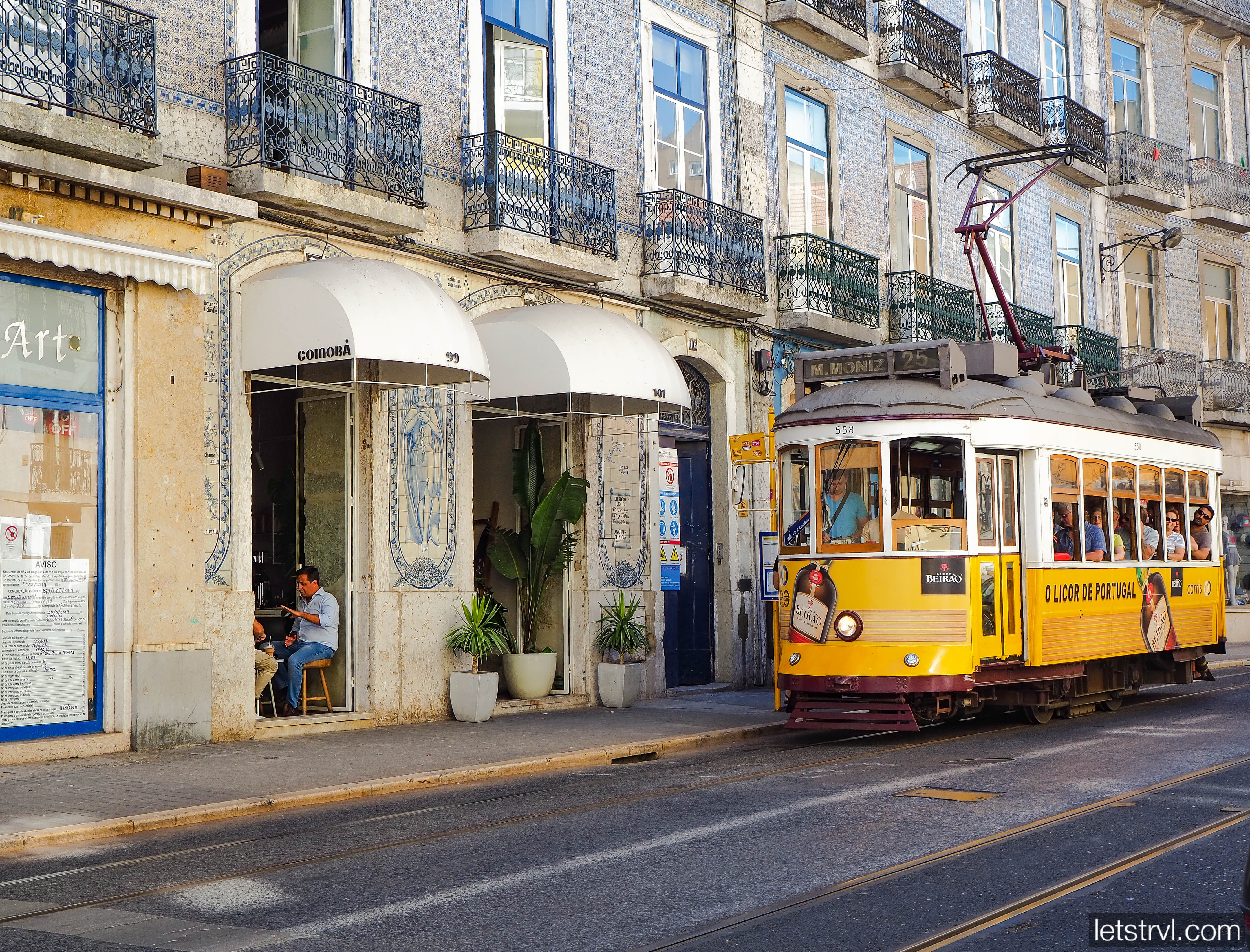 Желтый лиссабонский трамвай