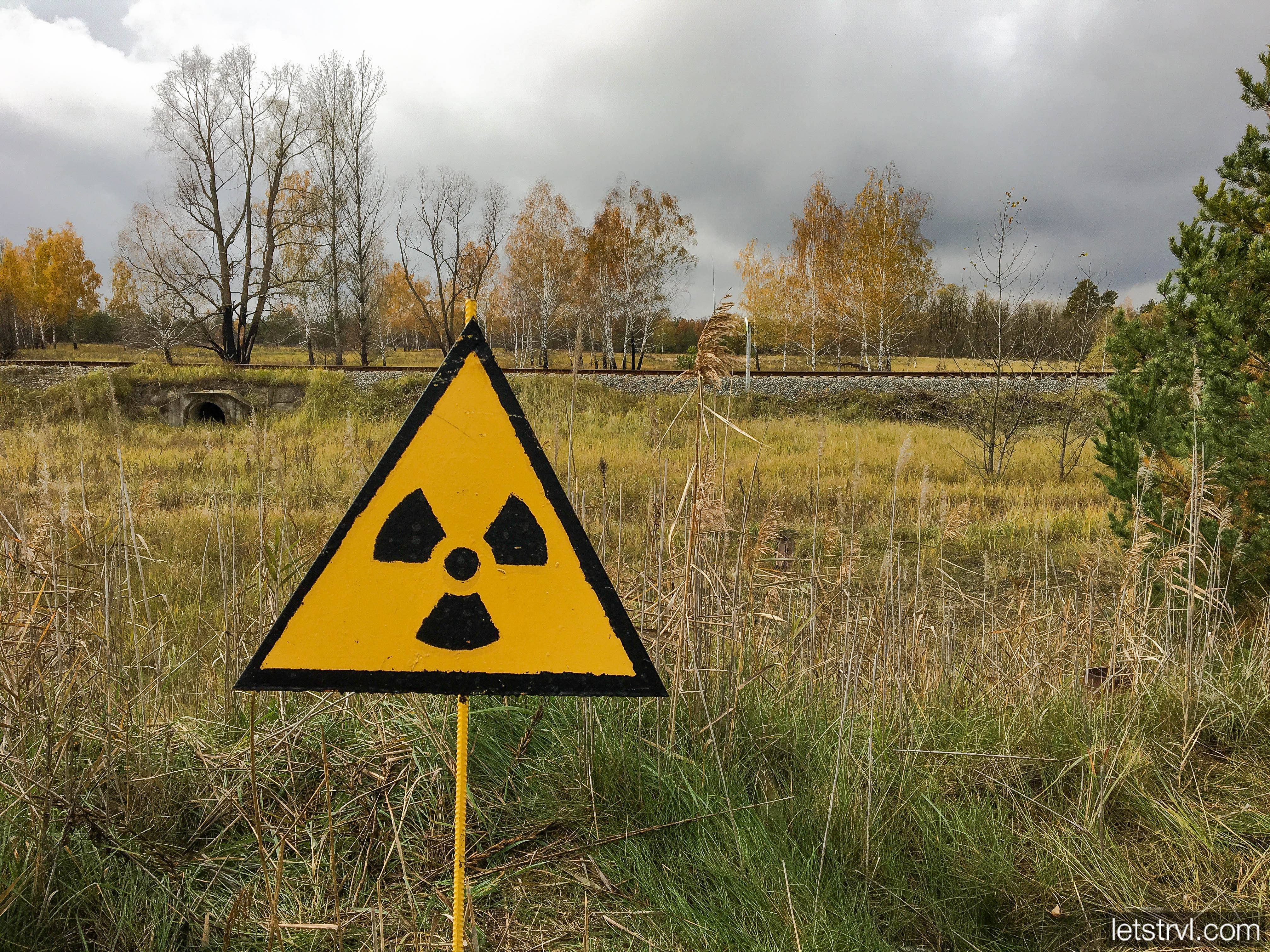 Знак радиационной опасности в Чернобыльской зоне