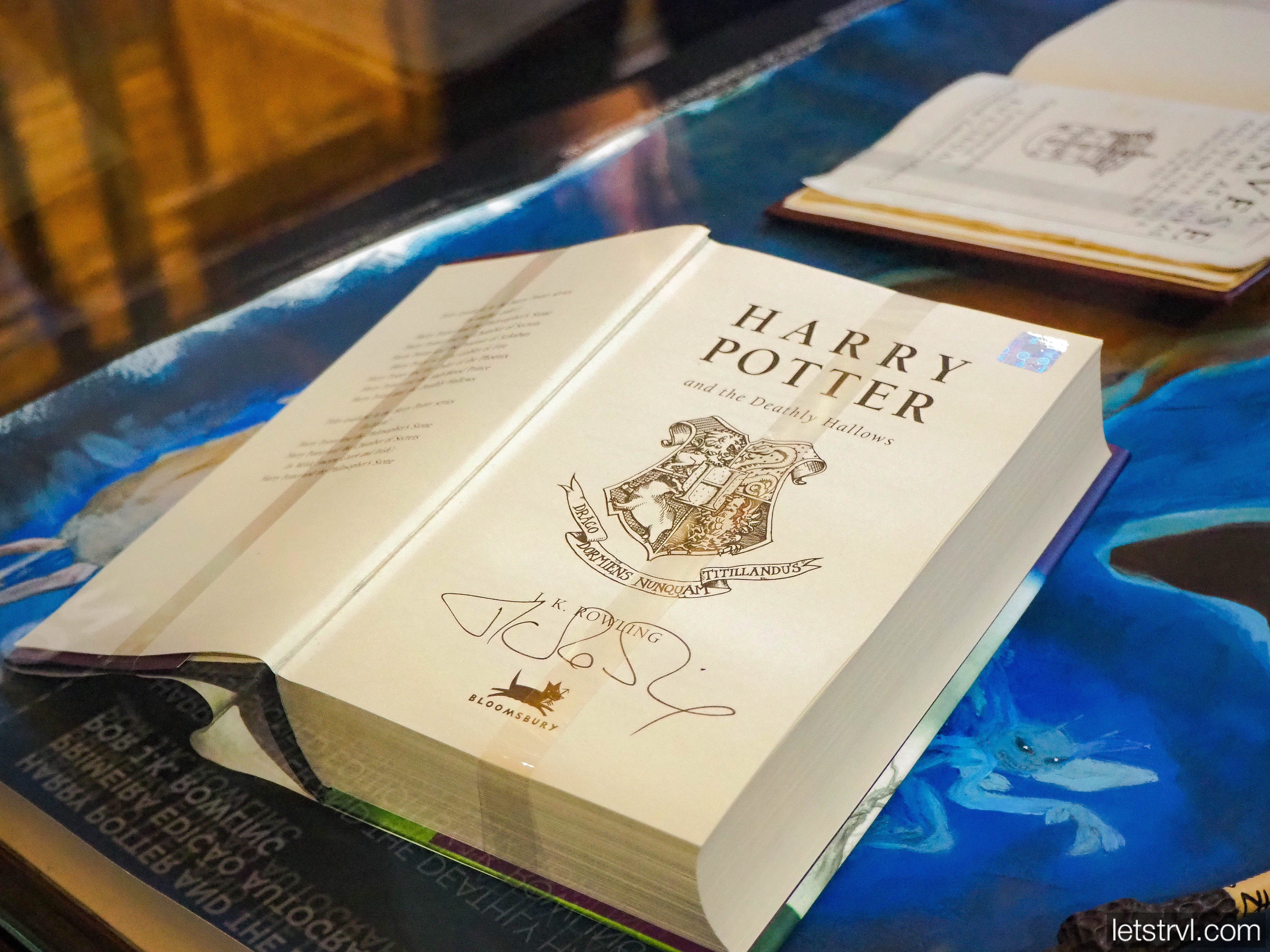 Издание Гарри Поттера с подписью Джоан Роулинг в Livraria Lello