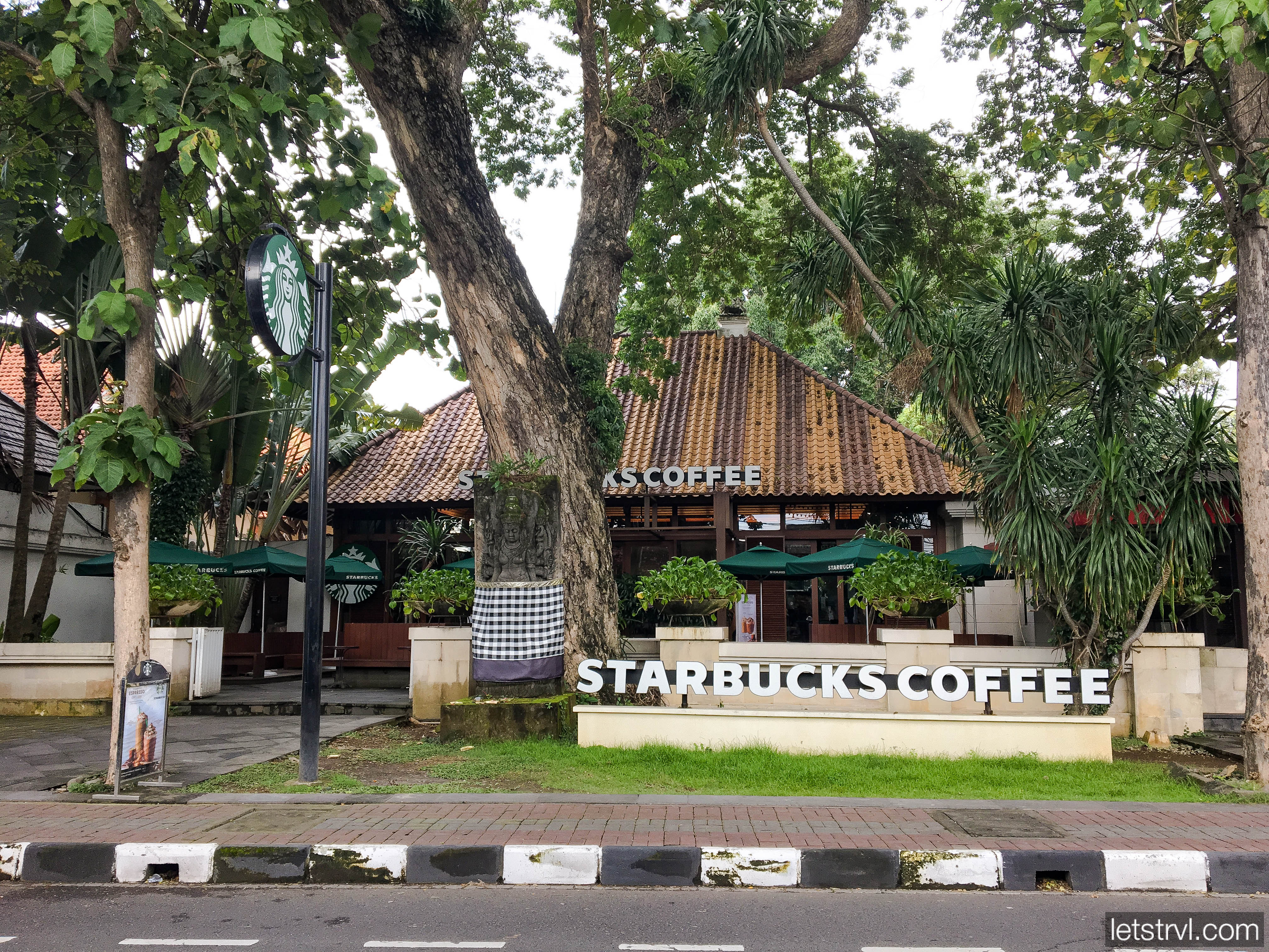 Кофейня Starbucks в районе Санур на Бали
