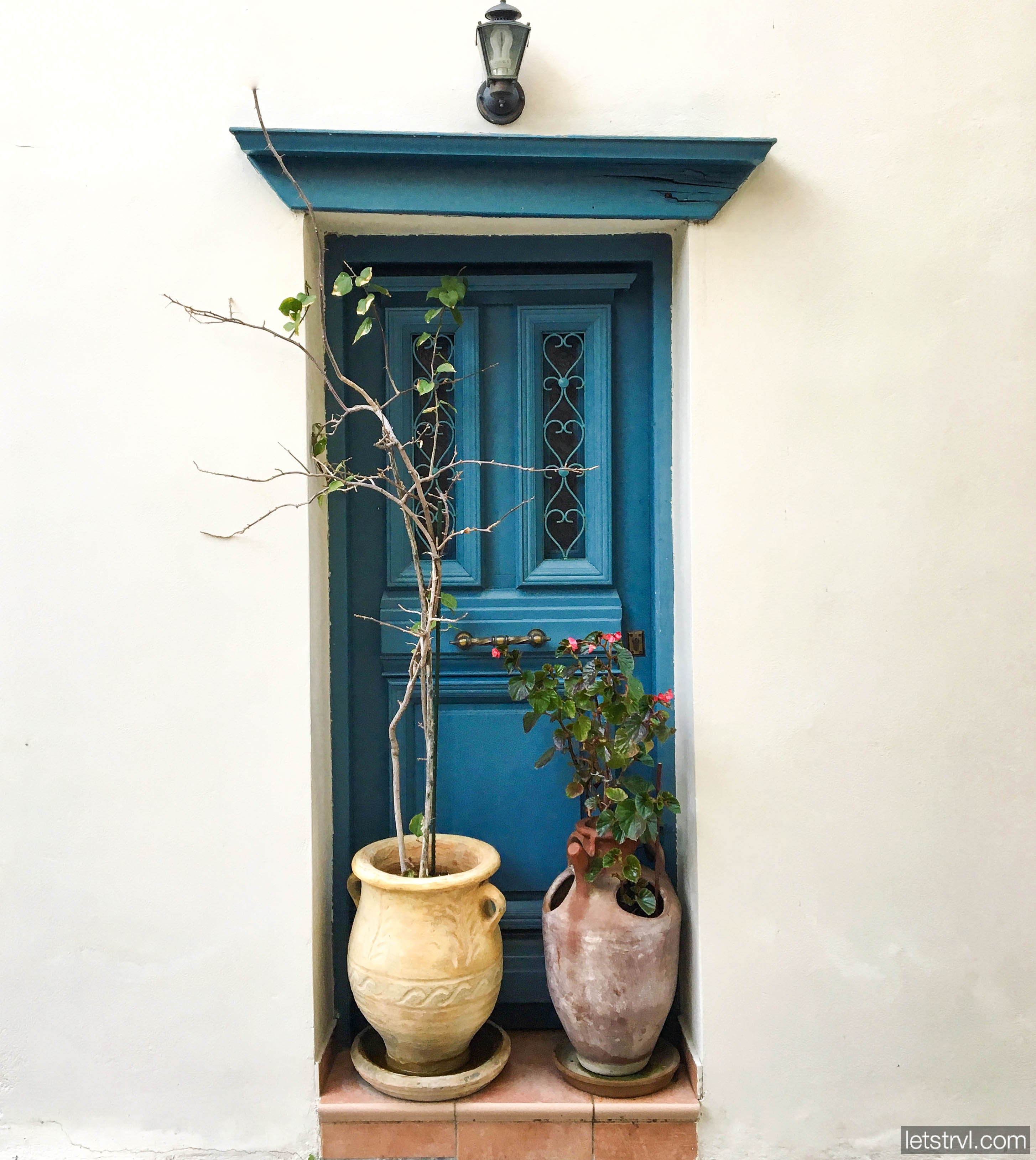 Красивая старинная дверь в Нафплионе