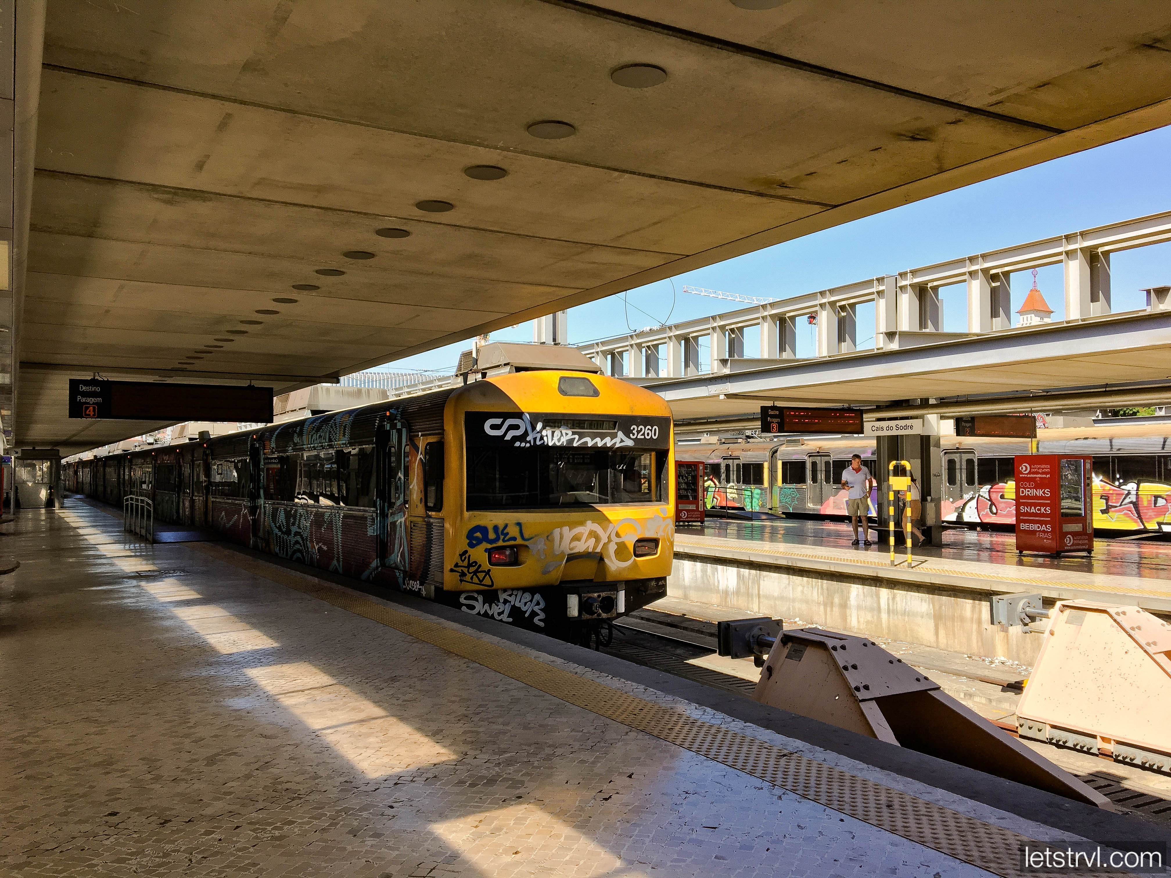 Поезд на станции Cais de Sodre