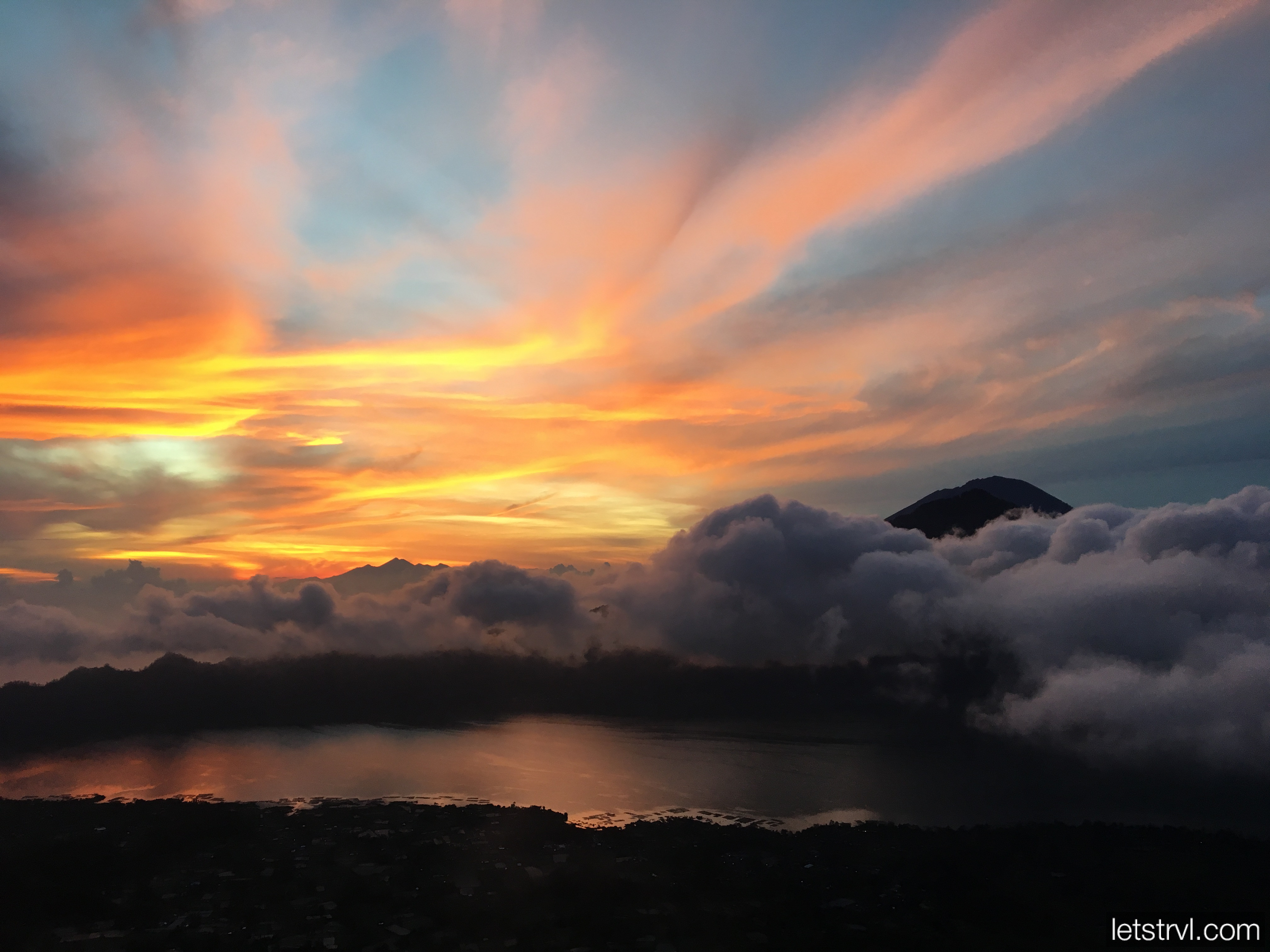 Рассвет на вулкане Батур на Бали