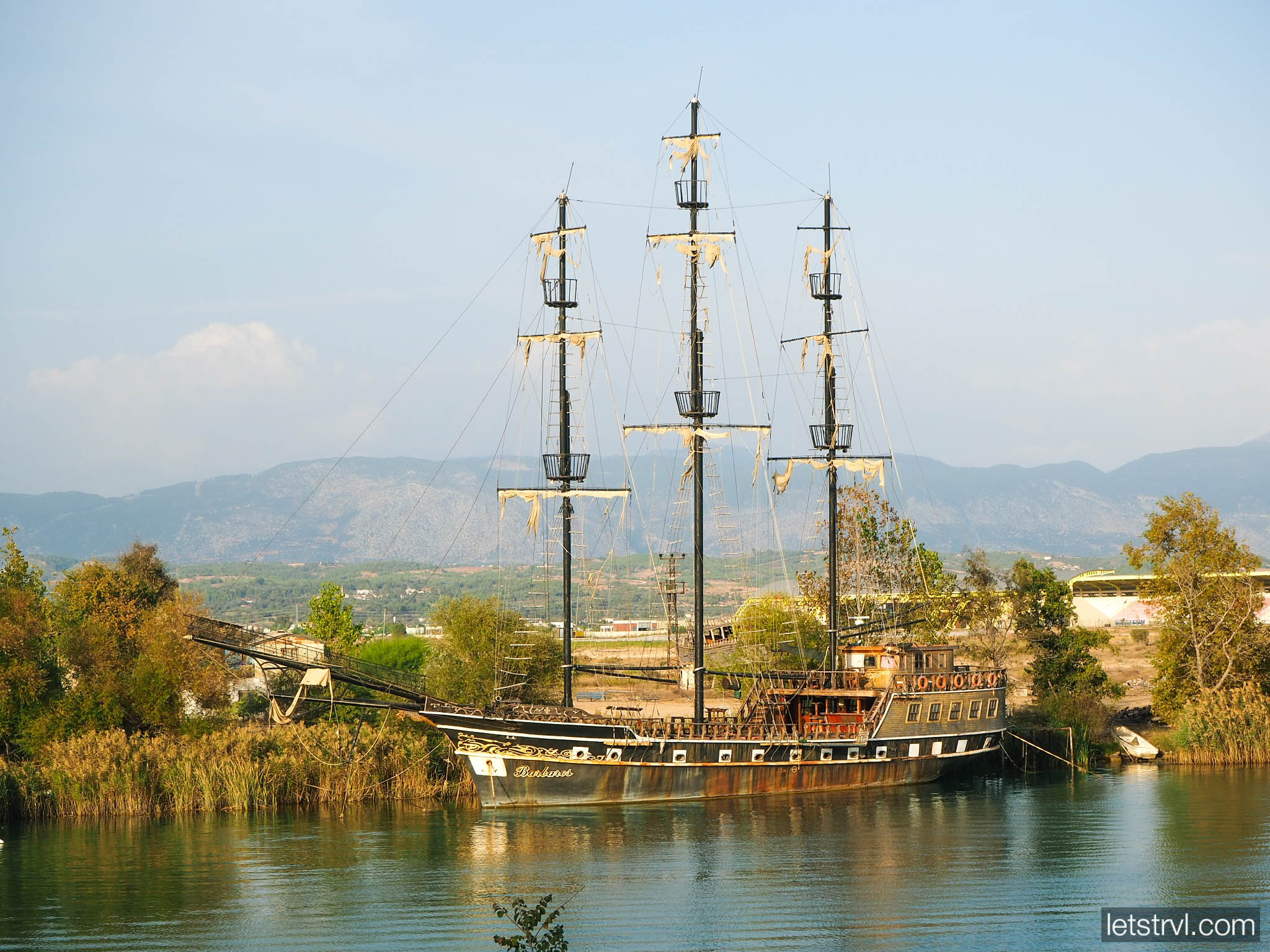 Старый стилизованный под пиратский корабль на реке Манавгат