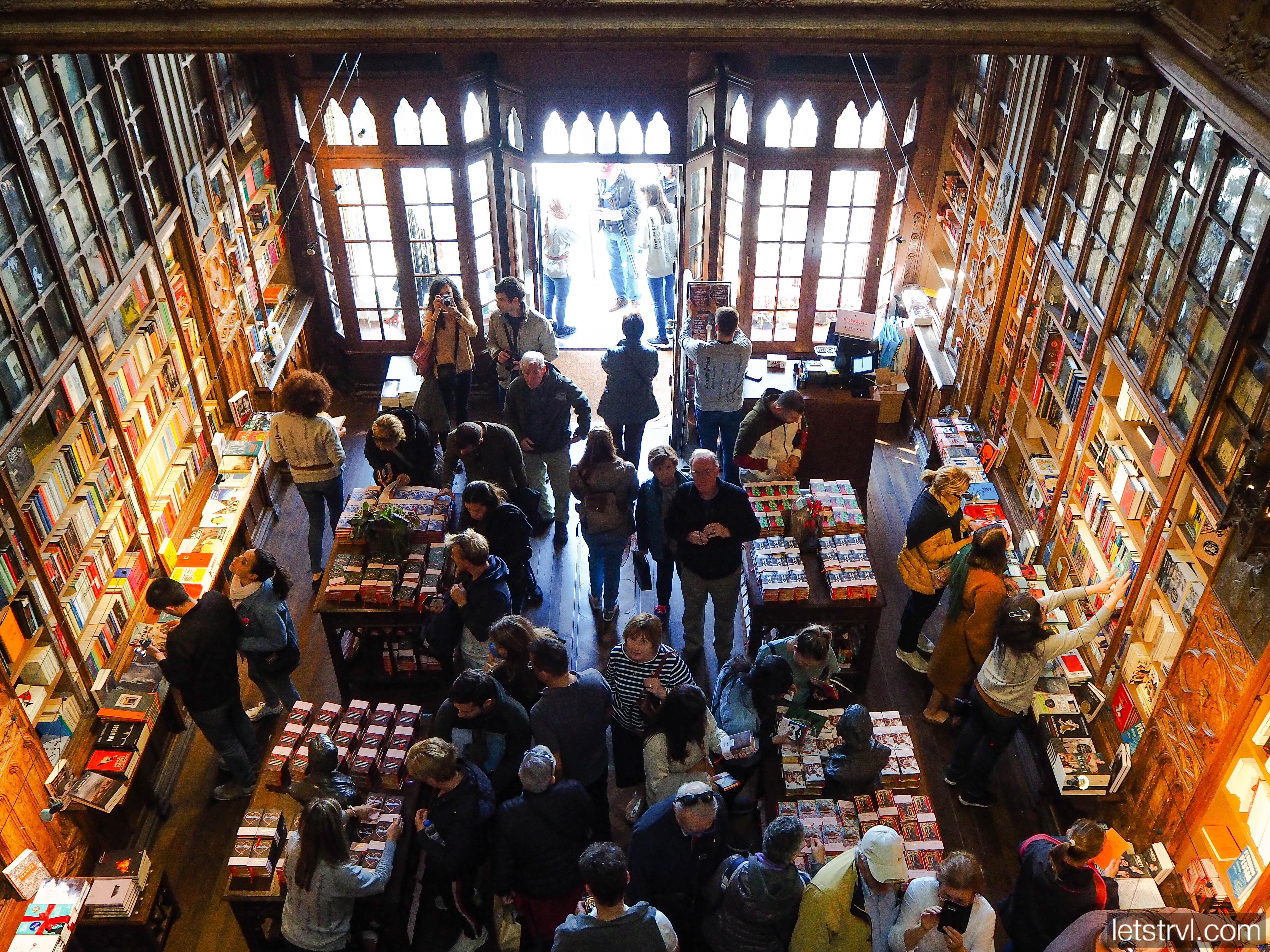 Туристы в книжном магазине Livraria Lello