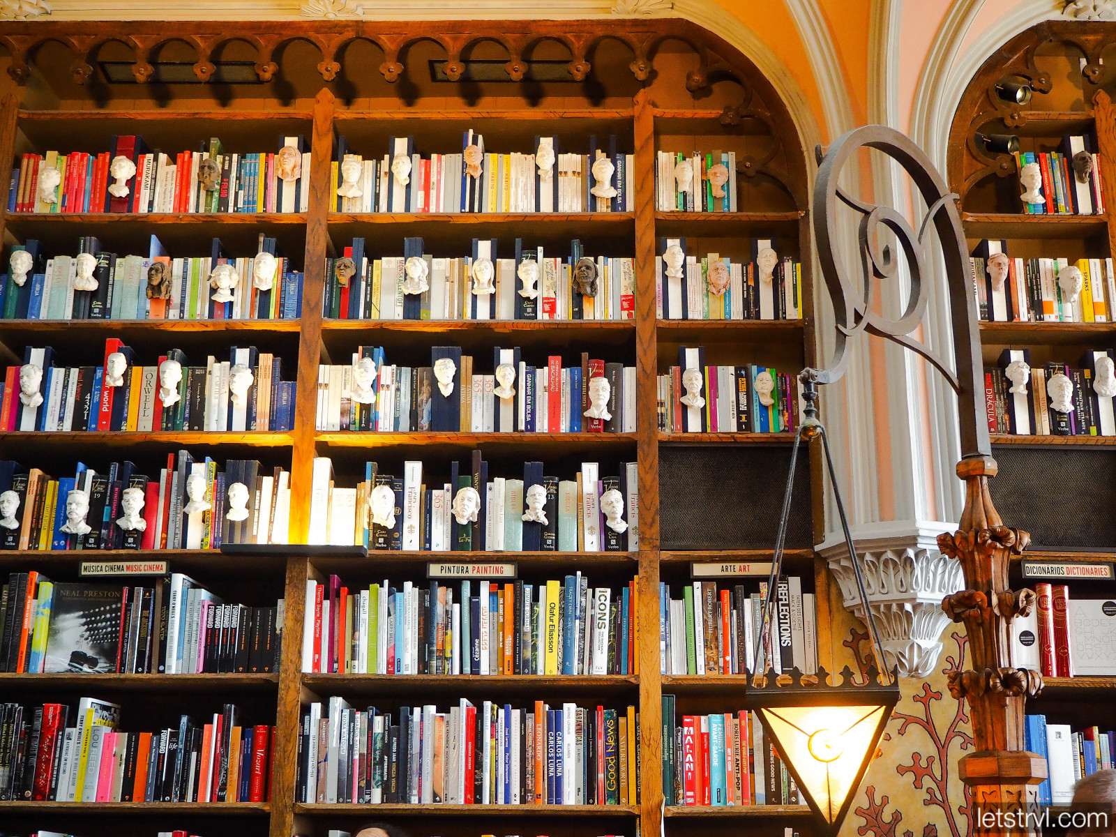 Самый красивый книжный магазин в санкт петербурге. Красивый книжный магазин. Старейший книжный магазин Португалии.